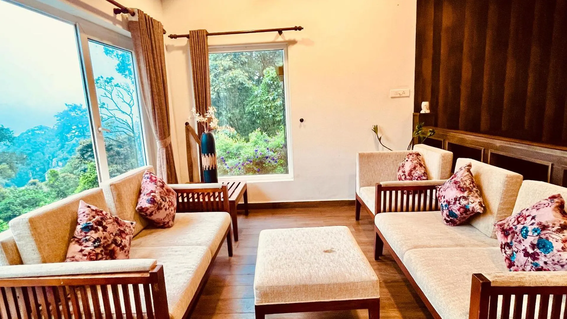 **** Hotel The Misty Resort By Four Season - A Hidden Resort M88827-10692 Munnar India